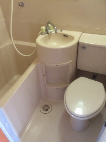 メゾン岡のトイレ|ゆったりとした空間のトイレです