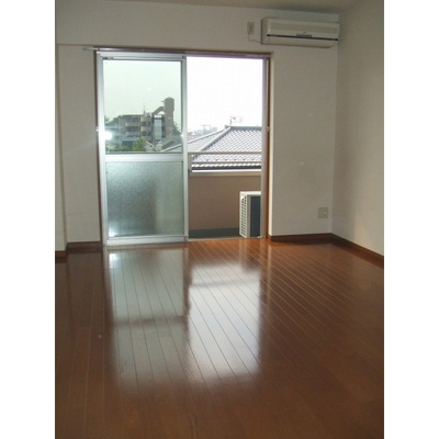 【居間・リビング】 | クレセント東伏見 | ゆったりとしたリビングです