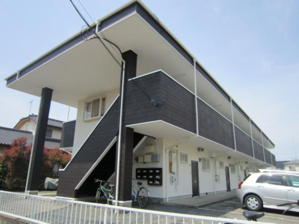 ひたちなか市高場６丁目のアパートの外観|外観と駐車場の写真です。
