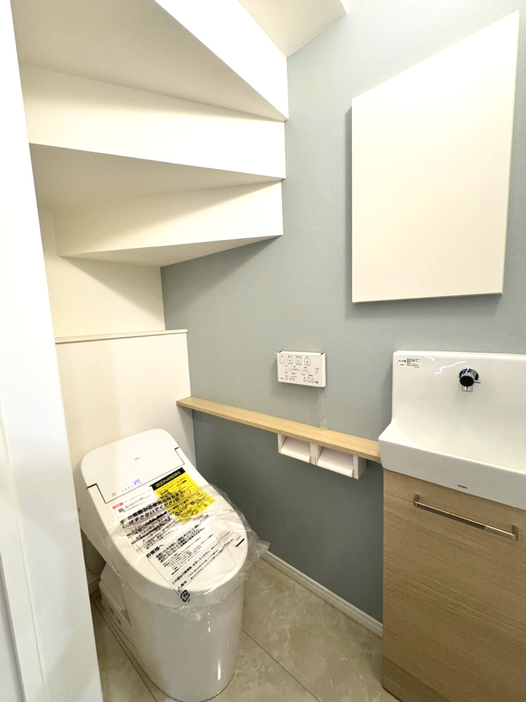 甲南台新築戸建のトイレ|手洗いと鏡があり、落ち着いた空間の１階トイレ