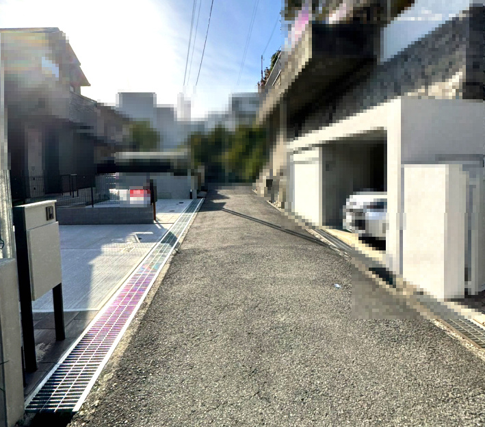 甲南台新築戸建の前面道路含む現地写真|前面道路は公道でお住まいの方しか通らない道のため安心です