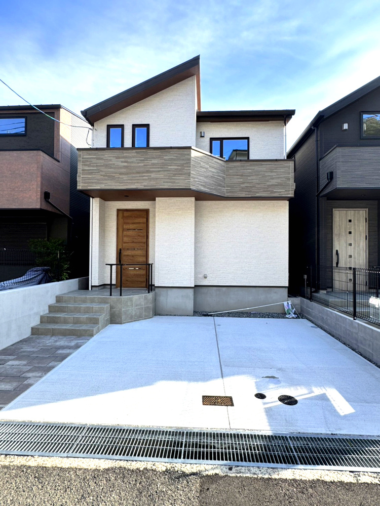 甲南台新築戸建の外観|白色を基調に茶色をアクセントとして取り入れた暖かく洗練された印象です。