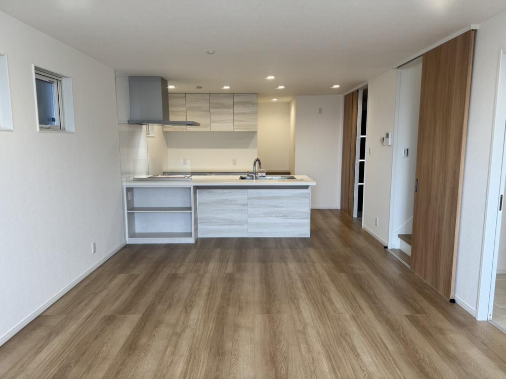 甲南台新築戸建の居間・リビング|玄関はたくさんの収納スペ―ス付でスッキリした明るくお洒落な空間