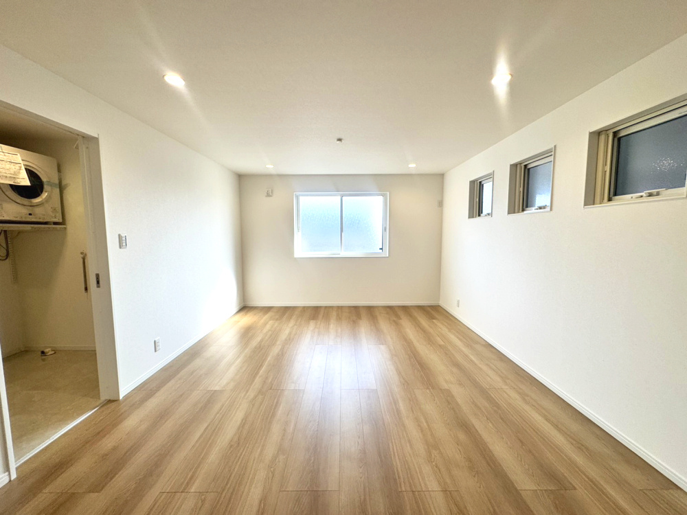 甲南台新築戸建の居間・リビング|LDKは南面に面して窓が多い明るい空間