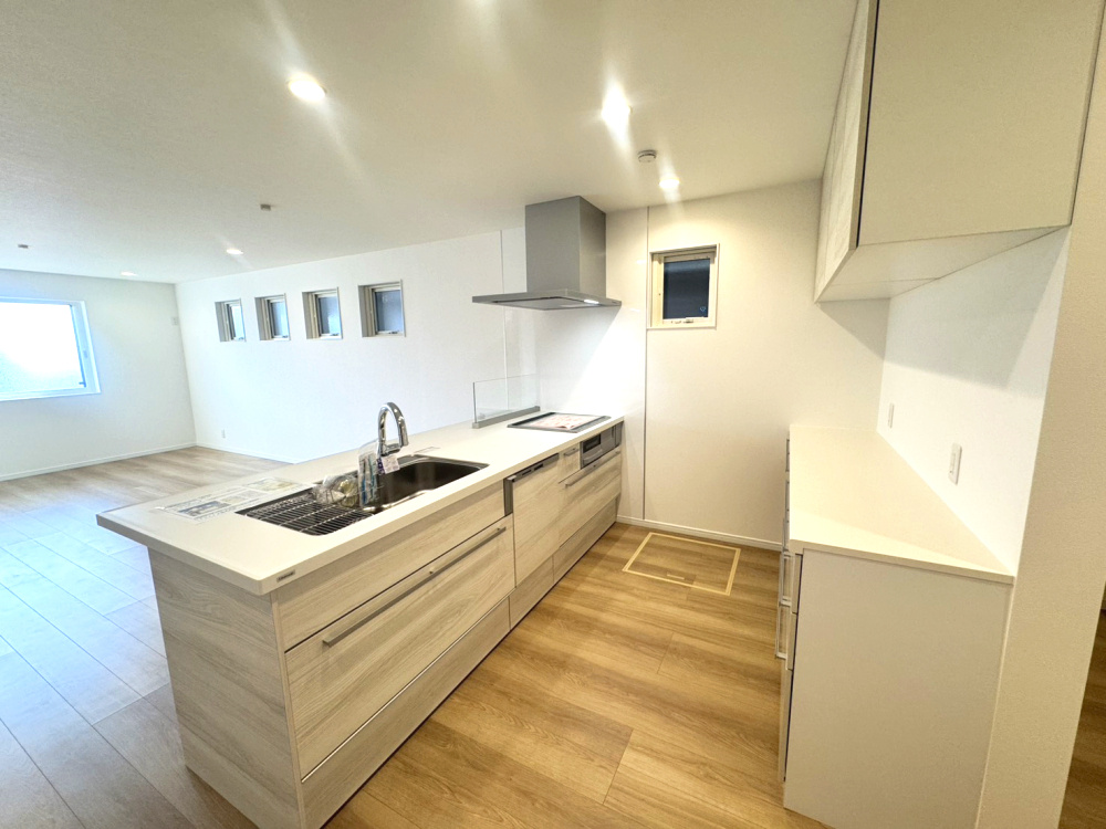 甲南台新築戸建のキッチン|料理としながらリビングにいる家族と会話が楽しめるオープンキッチン
タッチレス水栓(浄水付）・食器洗乾燥機