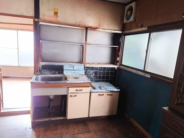 売中古戸建　静岡市駿河区鎌田のキッチン|収納棚もついています！