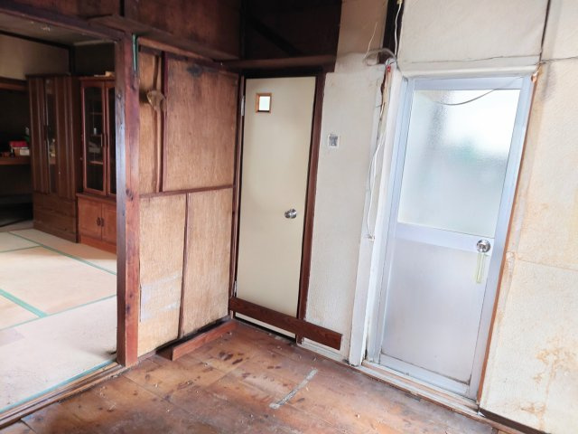 売中古戸建　静岡市駿河区鎌田のダイニング|左がトイレのドア、右側がお風呂のドアです！