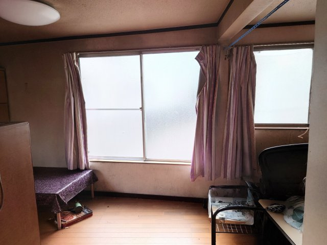 売中古戸建　静岡市駿河区鎌田の洋室|南向きの大きな窓が光をたっぷり取り込んでくれます！