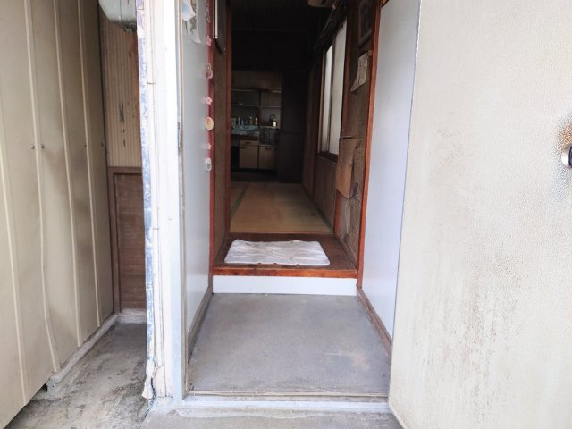 売中古戸建　静岡市駿河区鎌田の玄関|玄関横には大きな物置があります！