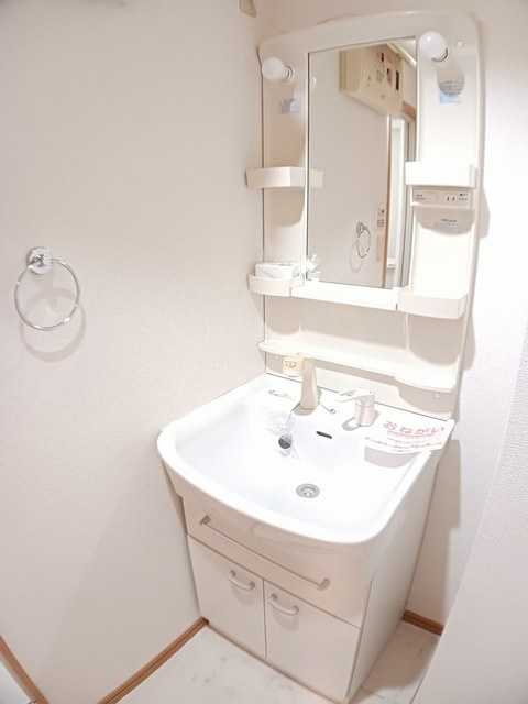 フォーウィルズコートの洗面所|ゆったりとスペースのある洗面所