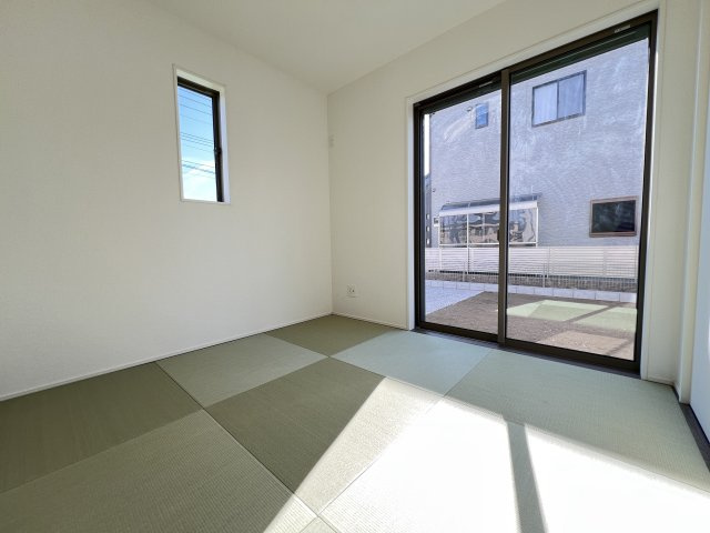 新築　富岡市富岡2期　GRAFARE　１号棟の和室|　リビング隣の和室はお子様の遊び部屋としてもちょうどいいですね♪							
