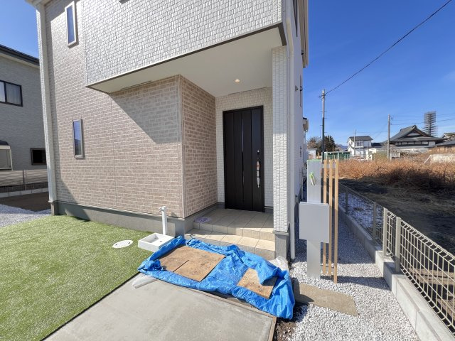 新築　富岡市富岡2期　GRAFARE　１号棟の玄関|　ポストと一体型のTVモニターホンでセキュリティ安心！
