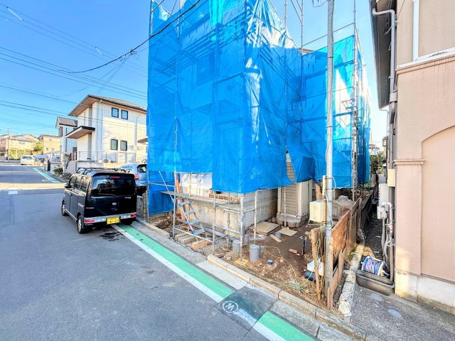 戸塚区南舞岡４丁目　新築戸建て　第2の前面道路含む現地写真|◆堂々たる趣ながら、主張し過ぎずどこか余裕を感じさせるシャープなフォルムで佇む邸宅は、晴天の空と照らし合わせる事で、本来あるべき完成形の姿を見せてくれます。

