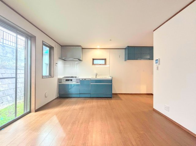 戸塚区南舞岡４丁目　新築戸建て　第2のその他|［モデルハウス］◆家族で食卓を囲むダイニングスペースと、ソファでゆったりくつろぐリビングスペースがしっかり区切られているので家具の配置や用途を使いわけしやすいです。
