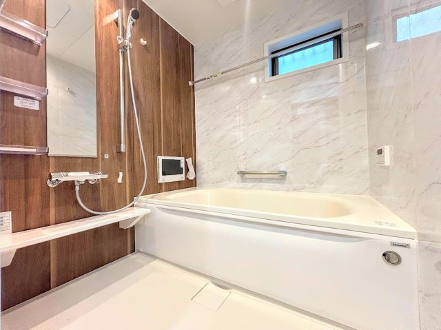 戸塚区南舞岡４丁目　新築戸建て　第2のその他|［モデルハウス］◆お子様と一緒にバスタイムを楽しめる広々空間。浴室乾燥機付で心地よいバスタイムを実現します。
