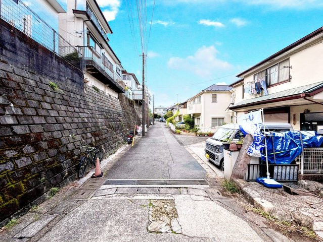 戸塚区平戸1丁目　中古戸建ての前面道路含む現地写真|◆前面道路も幅員があり車の運転も安心！前面道路は閑静な住宅地。車通りの少ない道路です。お子様にも安心です。
