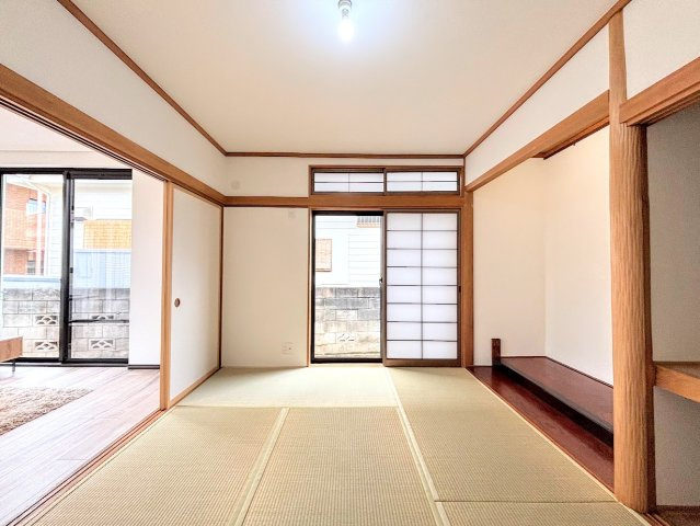 戸塚区平戸２丁目　中古戸建ての和室|◆柔らかい陽光が差し込む明るいお部屋を演出する設計。彩光の取れる窓が気持ちの良いお部屋を創り上げます。
