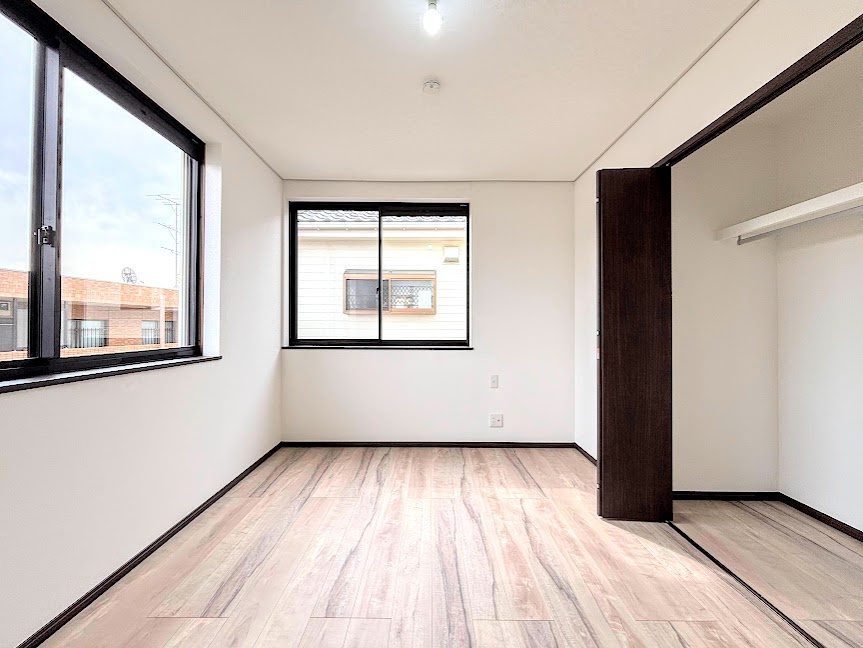 戸塚区平戸２丁目　中古戸建ての洋室|◆室内はいつも明るい印象なので気持ちの良い朝を迎えられます。各部屋にはクローゼットを完備しており、収納が多いお家はすっきりして快適空間です。
