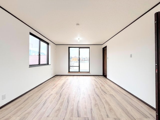 戸塚区平戸２丁目　中古戸建ての洋室|◆子どものスタディ空間として、あるいは書斎やホビールームとして生活スタイルに合わせて使えるプライベートルーム。居心地のいい落ち着いたインテリアが似合います。
