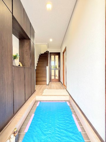 戸塚区平戸２丁目　中古戸建ての玄関|◆明るい玄関です！散らかりやすい玄関もスッキリする大容量のシューズボックス付き。
