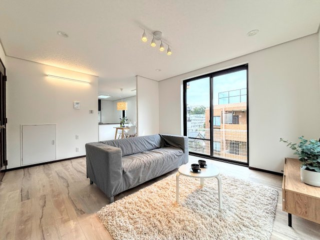 戸塚区平戸２丁目　中古戸建ての居間・リビング|◆リビングは一日中太陽の光が射し込みます。家族が集まる空間は、自然と笑顔が溢れます！
