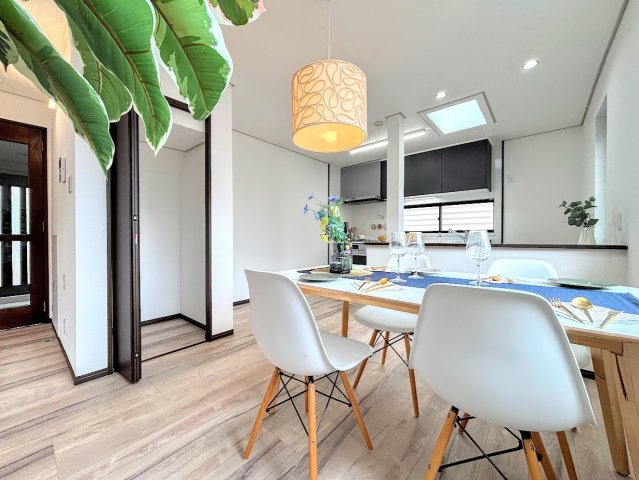 戸塚区平戸２丁目　中古戸建てのダイニング|◆ご家族の会話がはずむ、開放的なＬＤＫです。休日はお陽さまの光をたっぷりととりこめるぽかぽかリビングで過ごしませんか？
