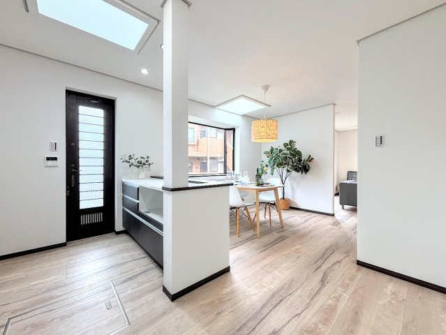 戸塚区平戸２丁目　中古戸建てのキッチン|◆柔らかな色合いのフローリングと清潔感のあふれる白のクロスが明るい空間を創り出しているリビングダイニング。家族の集まる憩いの場にふさわしいです。
