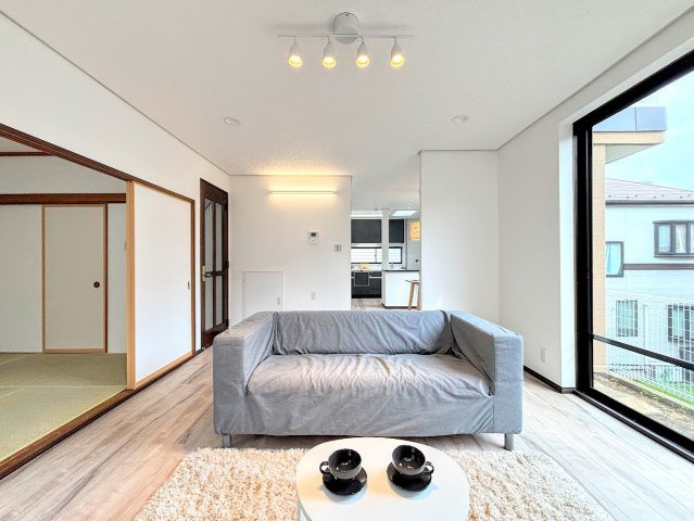 戸塚区平戸２丁目　中古戸建ての居間・リビング|◆リフォーム済みでのお引渡しなので、即ご入居可能です。家具の配置や色など決めやすくスムーズにお引越しできます。
