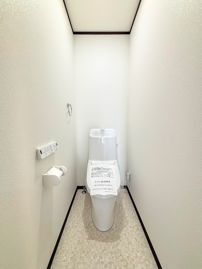 戸塚区平戸２丁目　中古戸建てのトイレ|◆清潔感のある白を基調とした落ち着ける空間。小窓をもうけていますので、こもりやすい空気の入れ替えも簡単に行えますね！
