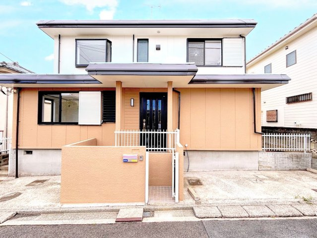 戸塚区平戸２丁目　中古戸建ての外観|◆一戸建てを中心とした街並みが整然と続き、周辺は高い建物が建っていないので、緑の多い閑静な趣を感じる環境です。街並みや周辺環境も重要なポイントです！！
