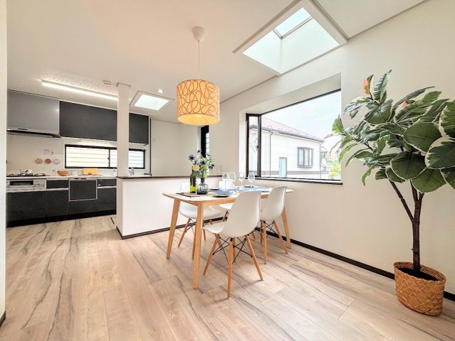 戸塚区平戸２丁目　中古戸建てのキッチン|◆家族で食卓を囲むダイニングスペースと、ソファでゆったりくつろぐリビングスペースがしっかり区切られているので家具の配置や用途を使いわけしやすいです。
