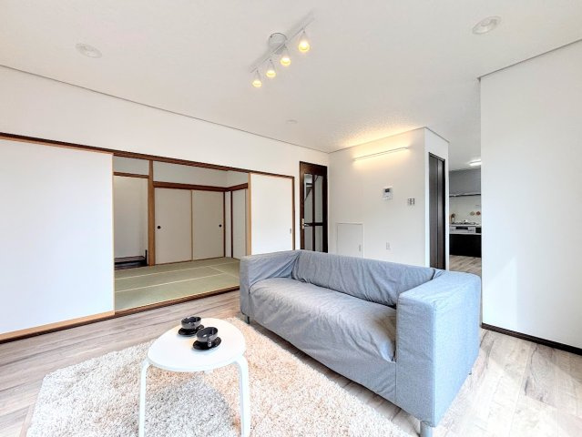 戸塚区平戸２丁目　中古戸建ての居間・リビング|◆一家だんらんのスペースとなるＬＤＫ。窓から明るい光が差し込み、思わず家族の会話も弾む快適な空間。
