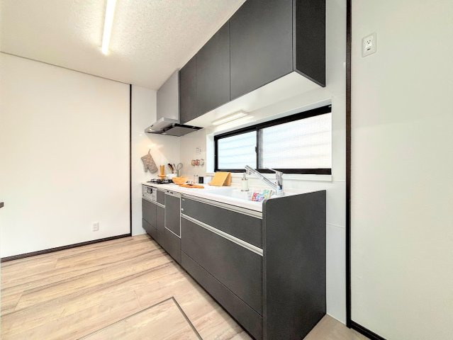 戸塚区平戸２丁目　中古戸建てのキッチン|◆デザイン性と機能性を兼ね備えたキッチンです。リビングスペースとの一体感が生まれ、広々空間を演出してくれます。

