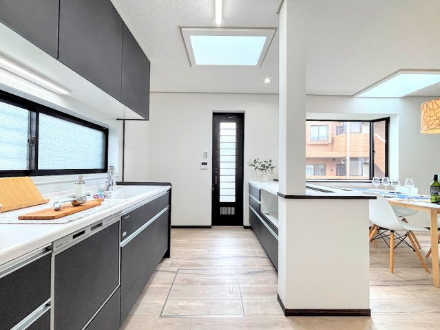 戸塚区平戸２丁目　中古戸建てのキッチン|◆ご家族みんなで調理ができる位のスペースを実現したキッチン空間となっております。みんなで作った料理を召し上がりながらの会話は、どのような物になるのでしょうか。
