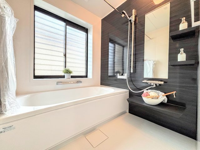 戸塚区平戸２丁目　中古戸建ての浴室|◆お子様と一緒にバスタイムを楽しめる広々空間。浴室乾燥機付で心地よいバスタイムを実現します。
