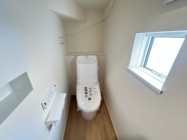 新築　前橋市六供町１丁目1期　LIGNAGE　１号棟のトイレ|現地写真　節水タイプのウォシュレット付きトイレ、水道料節約に一役買います！
