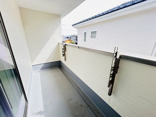新築　前橋市六供町１丁目1期　LIGNAGE　１号棟のバルコニー|現地写真　インナーバルコニーで少しの雨なら濡れずにすみます。天気が怪しいけど…という悩みも解消ですね!									


