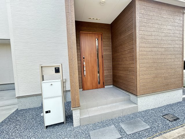 新築　前橋市六供町１丁目1期　LIGNAGE　１号棟の玄関|現地写真　ポストと一体型のTVモニターホンでセキュリティ安心！
