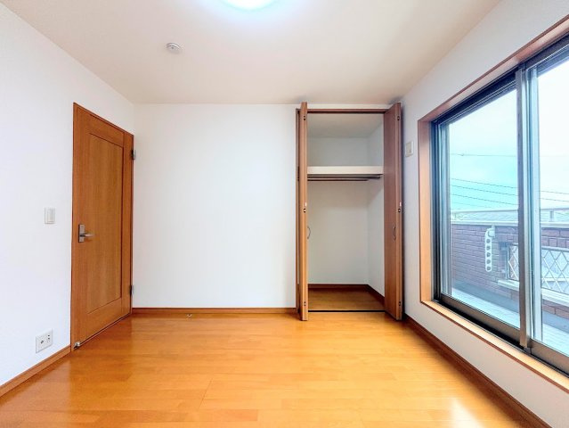 栄区長沼町　中古戸建ての洋室|◆室内はいつも明るい印象なので気持ちの良い朝を迎えられます。各部屋にはクローゼットを完備しており、収納が多いお家はすっきりして快適空間です。
