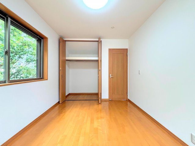 栄区長沼町　中古戸建ての洋室|◆気持ちの良い風が室内へ入り込む居室。家具を配置しても広々ご利用いただける快適空間。
