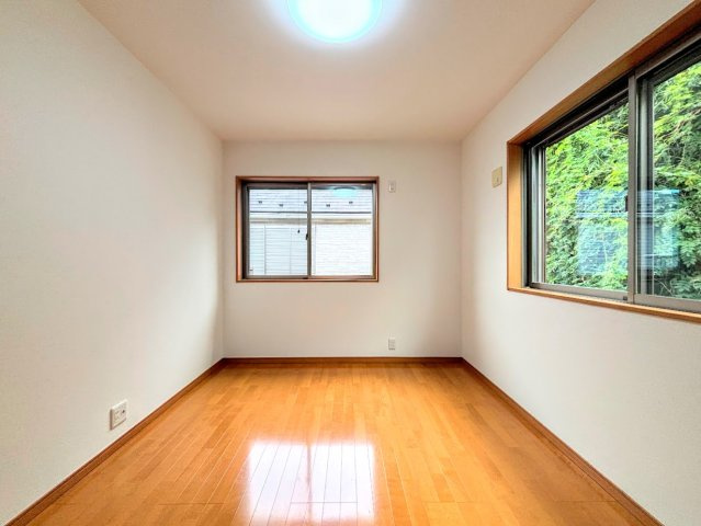 栄区長沼町　中古戸建ての洋室|◆二面採光で、陽差しを長時間受ける事が出来る暖かい室内です。もちろん複層ガラスなので、遮音性にも優れ、結露も発生しにくい構造。サッシ周りのカビが発生しにくくなります。
