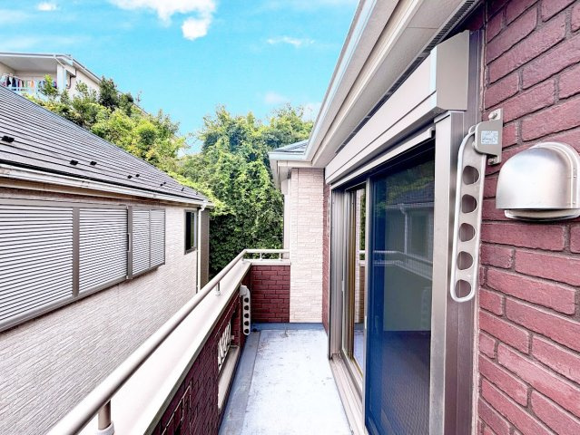 栄区長沼町　中古戸建てのエントランス|◆日当たり良好なバルコニー！毎日のお洗濯にも嬉しいですね！

