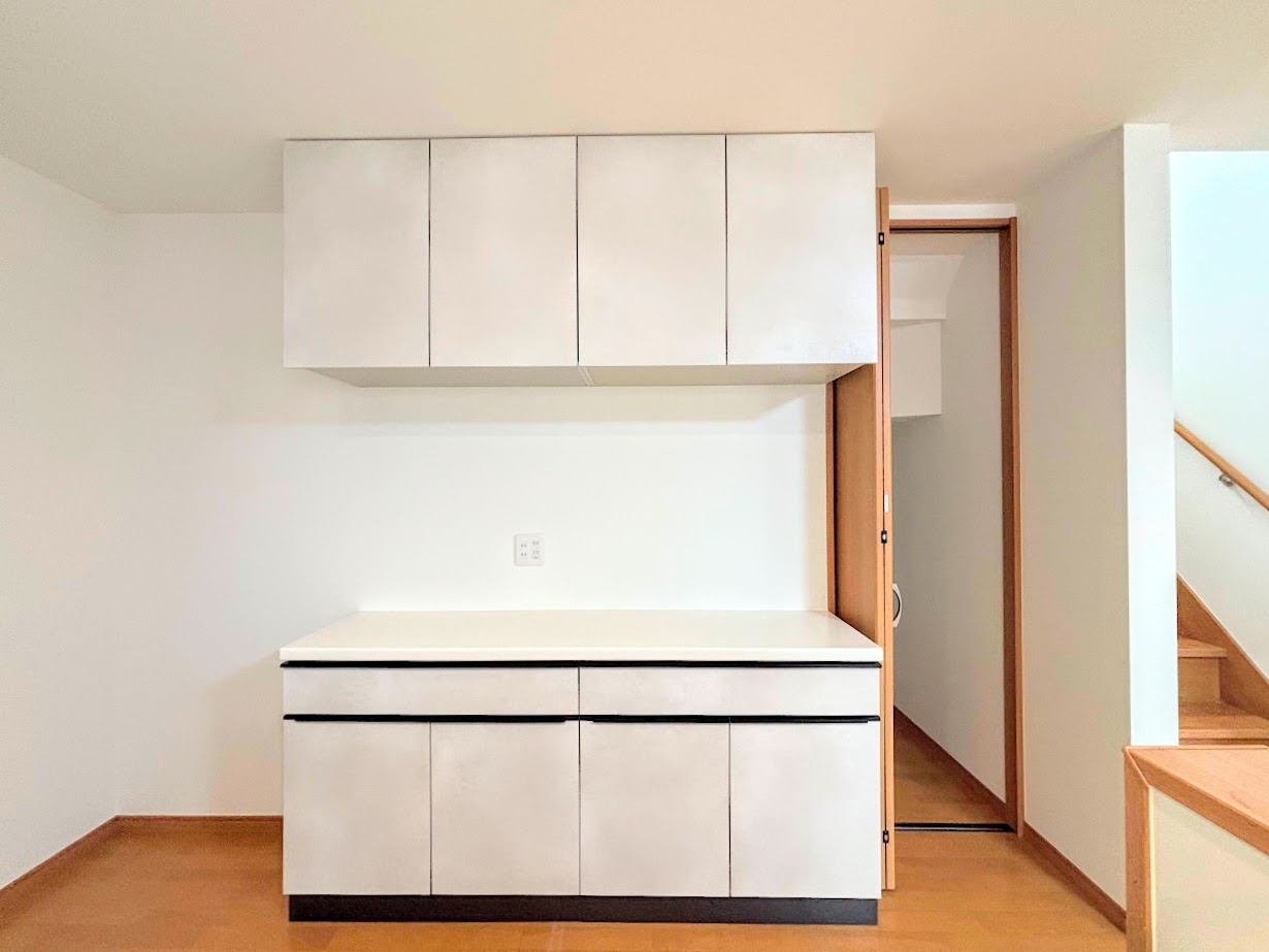 栄区長沼町　中古戸建ての収納|◆散らかりやすいキッチン周りには嬉しい収納棚。常に整理整頓を意識しなくてもキレイを保てます。
