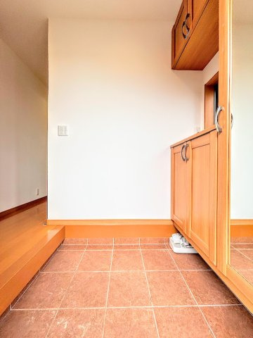 栄区長沼町　中古戸建ての玄関|◆光の渦が溢れた明るい玄関ホール。「おかえり」と「ただいま」が交差するお家の顔とも言える場所は爽やかで心地良い空間となっています。
