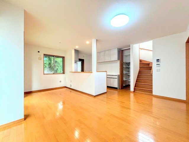 栄区長沼町　中古戸建ての居間・リビング|◆ご家族の会話がはずむ、開放的なＬＤＫです。休日はお陽さまの光をたっぷりととりこめるぽかぽかリビングで過ごしませんか？
