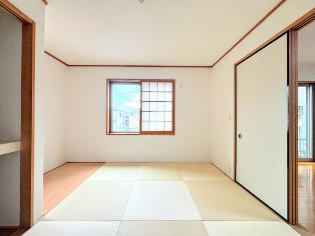 栄区長沼町　中古戸建ての和室|◆明るく暖かな陽射しが射し込むLDK。隣接する洋室とつなげれば、約21帖の大空間に変身です。上質な温もりに包まれる、快適で穏やかなプライベート空間です。
