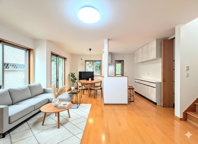 栄区長沼町　中古戸建ての居間・リビング|◆家族で食卓を囲むダイニングスペースと、ソファでゆったりくつろぐリビングスペースがしっかり区切られているので家具の配置や用途を使いわけしやすいです。
