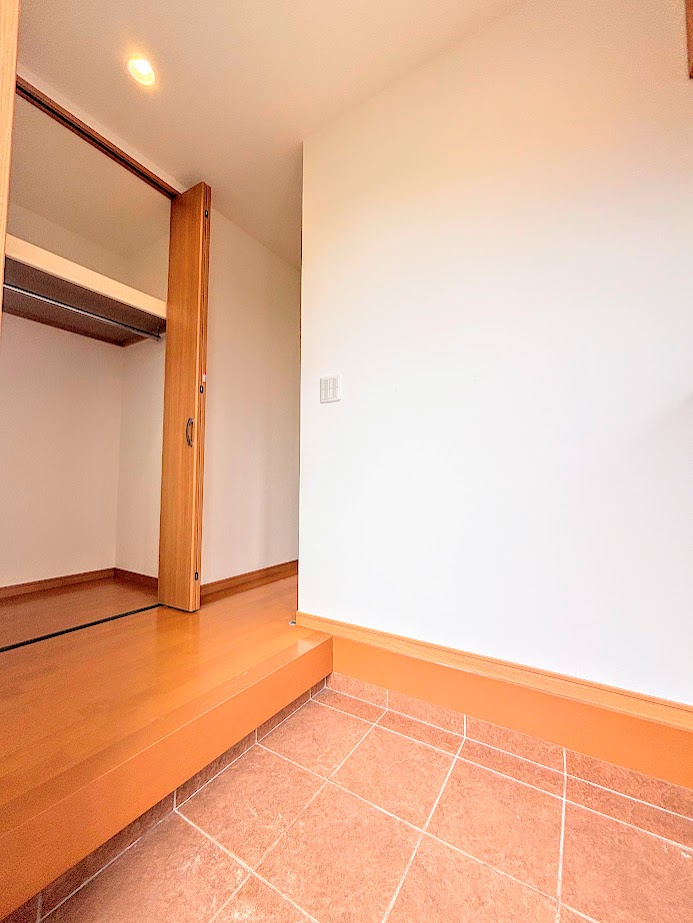 栄区長沼町　中古戸建ての洗面所|◆清潔感のある白を基調とした落ち着ける空間。小窓をもうけていますので、こもりやすい空気の入れ替えも簡単に行えますね！
