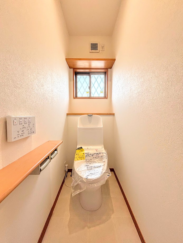 栄区長沼町　中古戸建てのトイレ|◆清潔感のある白を基調とした落ち着ける空間。小窓をもうけていますので、こもりやすい空気の入れ替えも簡単に行えますね！
