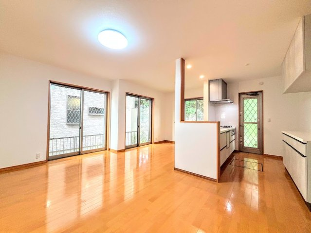 栄区長沼町　中古戸建ての居間・リビング|◆一家だんらんのスペースとなるＬＤＫ。窓から明るい光が差し込み、思わず家族の会話も弾む快適な空間。
